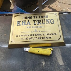 Bảng tên công ty mạ vàng đẹp